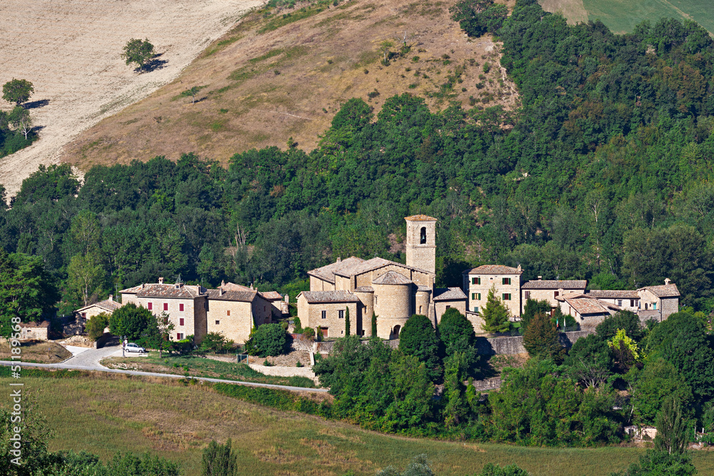 Pievebovigliana, Chiesa di S. Maria Assunta e Cripta Romanica