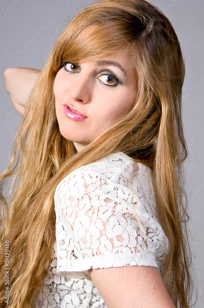 Junge, blonde Frau mit braunen Augen StockFoto Adobe Stock