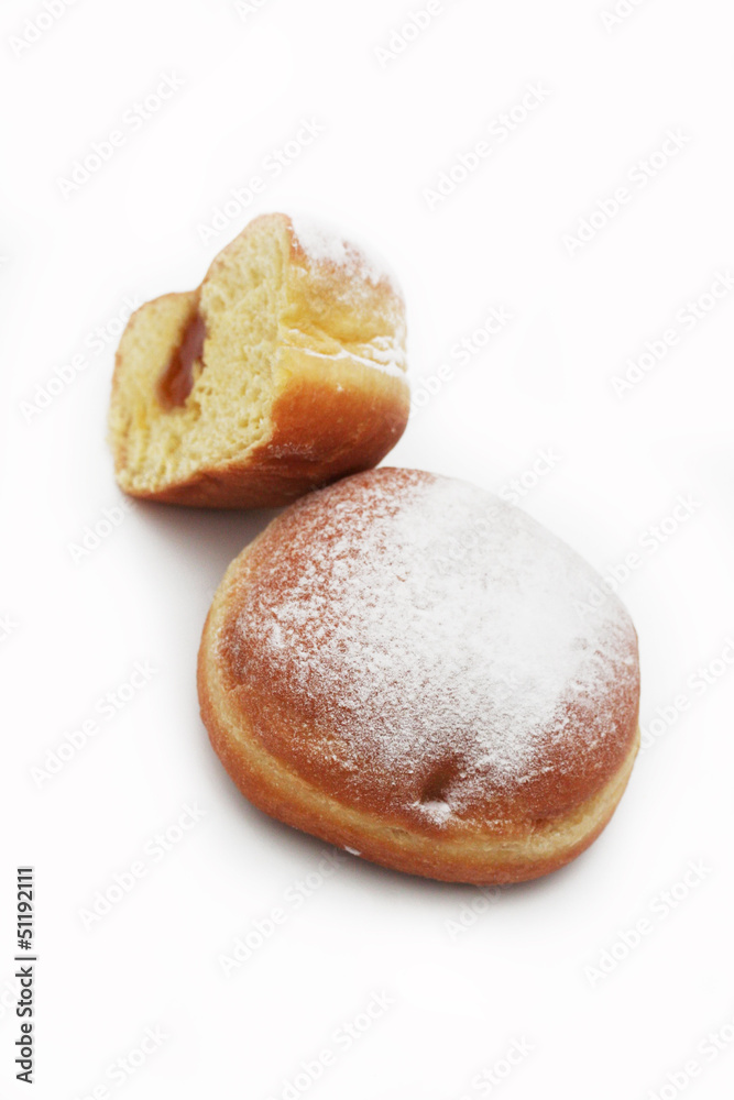 krapfen con ripieno di marmellata_sfondo bianco krapfen con ripieno di marmellata_sfondo bianco