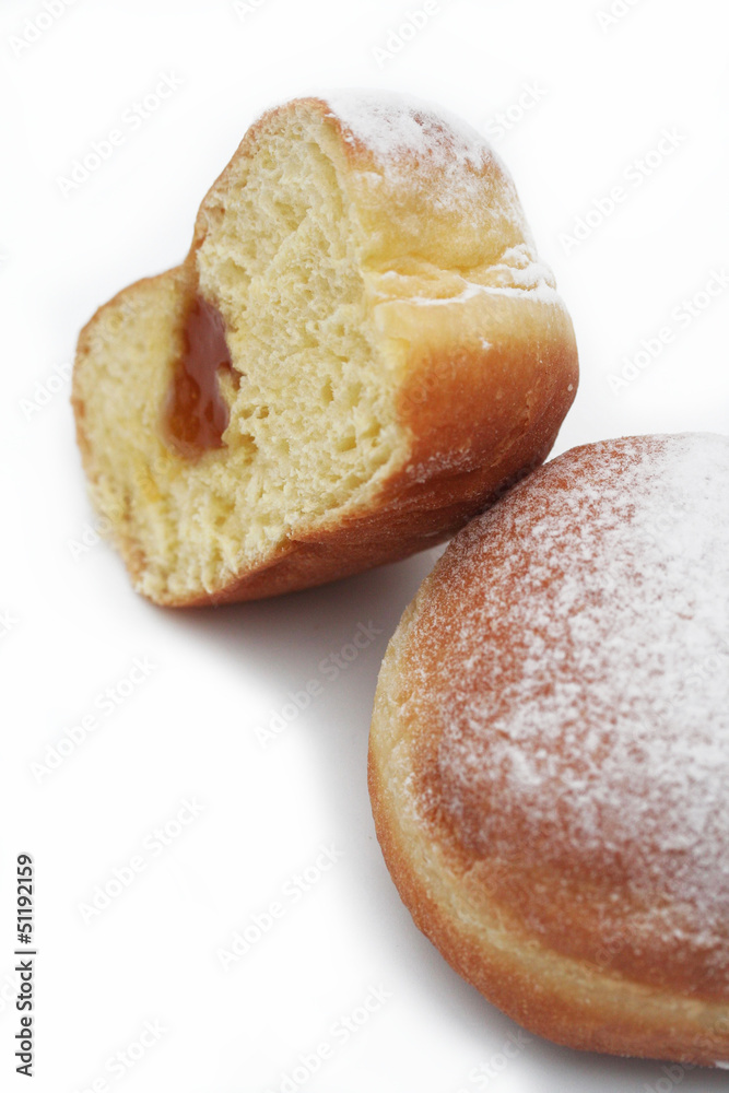 krapfen con ripieno di marmellata_sfondo bianco krapfen con ripieno di marmellata_sfondo bianco
