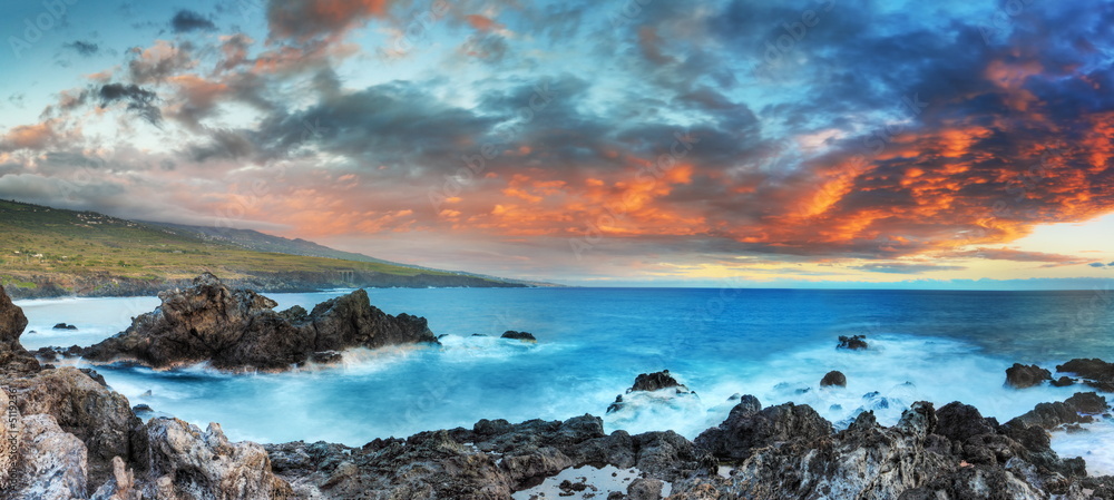 Fototapeta Panoramique du littoral de La Réunion au crépuscule.