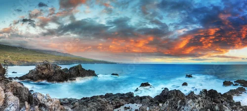 Obraz Panoramiczne wybrzeże Reunion o zmierzchu.