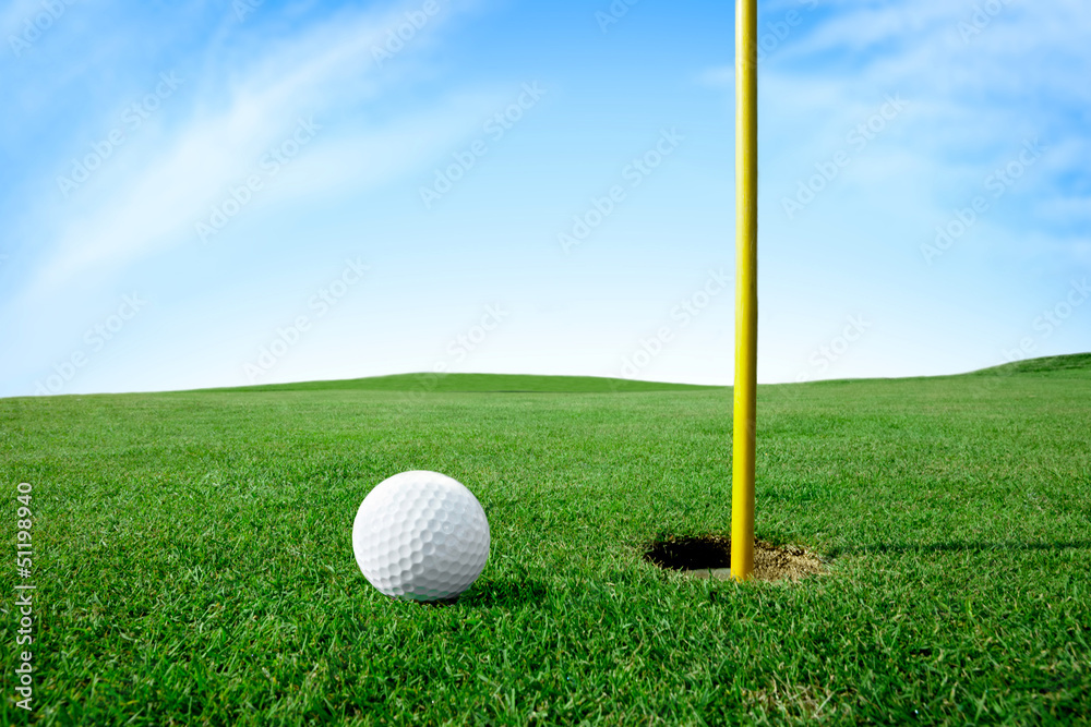 Obraz premium Golf ball next hole