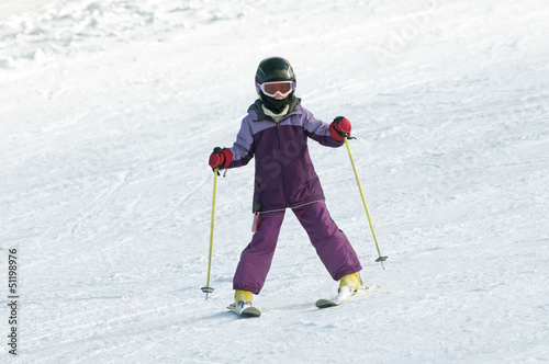 Mädchen läuft Ski