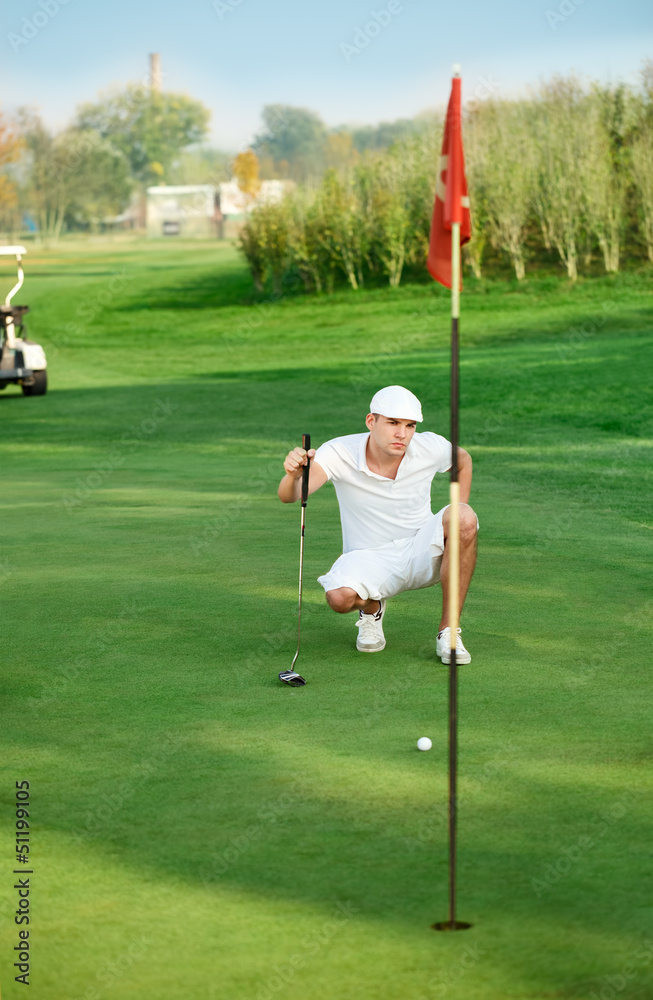 Obraz premium Golfer lining up a putt.
