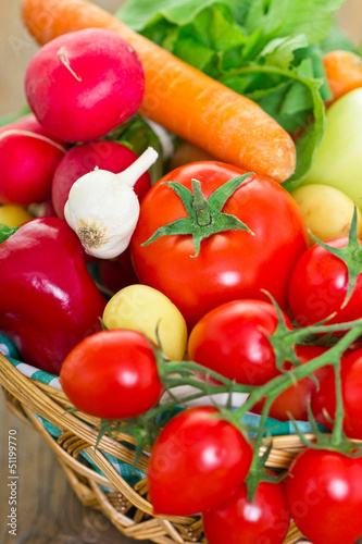 Fototapeta Naklejka Na Ścianę i Meble -  Fresh vegetables in the basket close up
