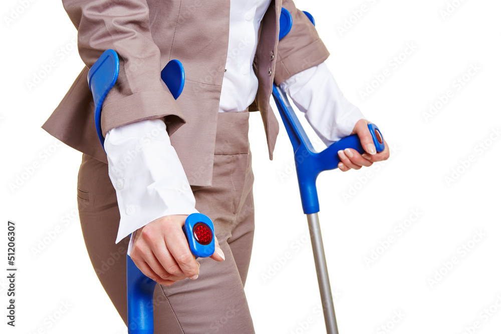 Hände einer Frau halten Krücken