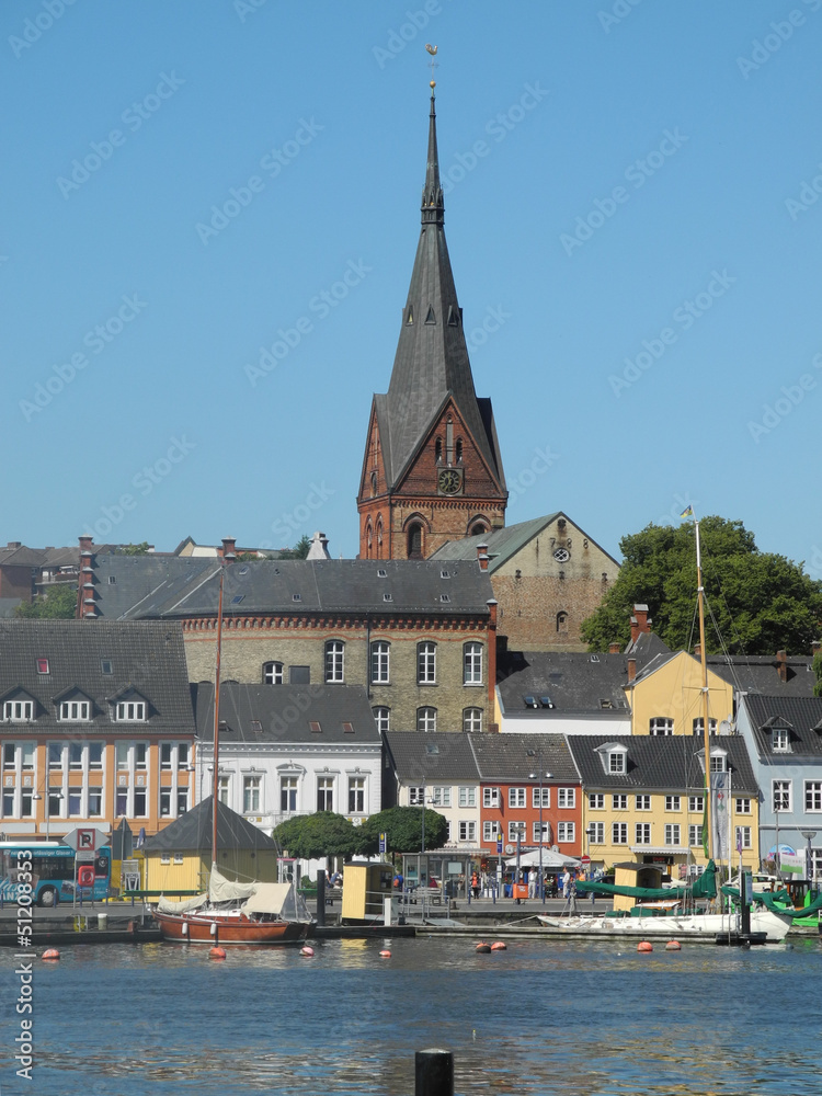 Fototapeta premium Hafen und Marienkirche in Flensburg
