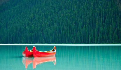 Fototapete Kanada Kanus schwimmen friedlich auf dem Lake Louise in der Nähe von Banff.  © James