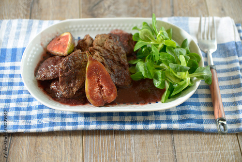 Vegane Steaks mit Feigen in Portweinsoße photo