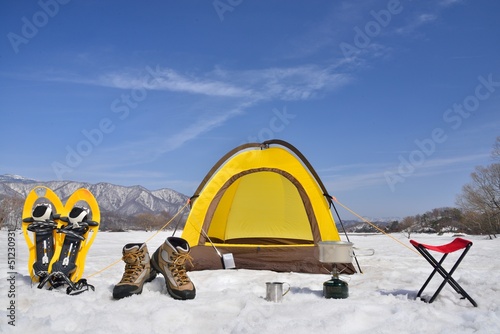 青空と雪原のキャンプ風景