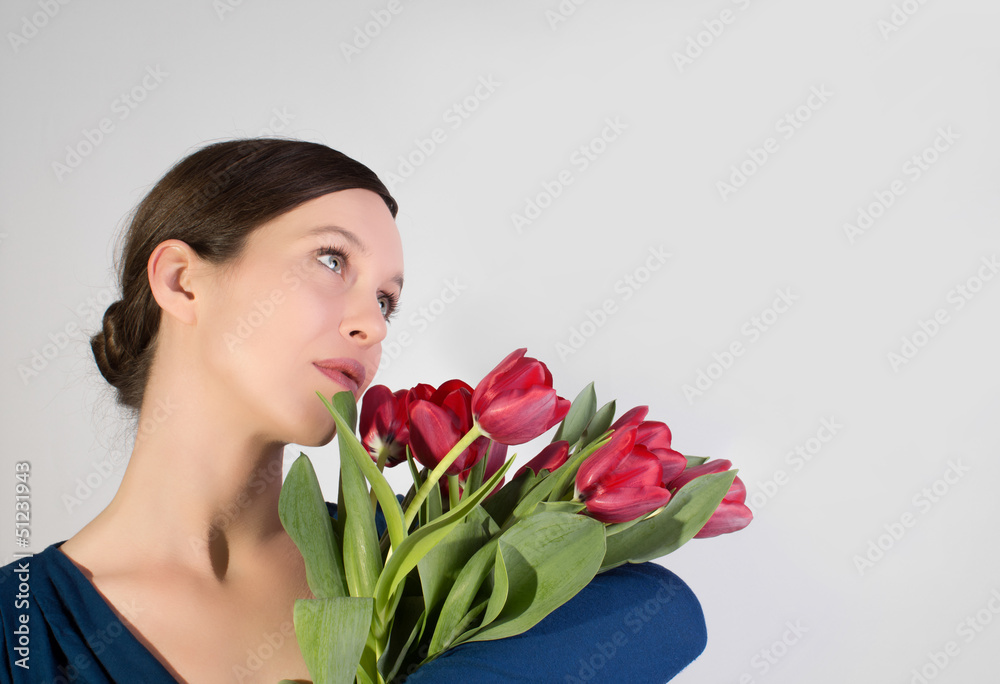 Gutaussehende Frau mit Tulpenstraus