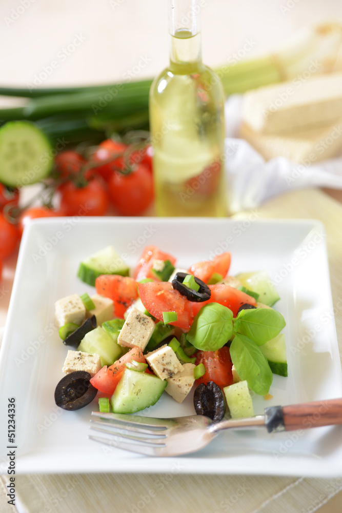 Salat aus Oliven, Gurken, Tomaten und Tofu
