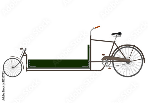 Klasyczny rower transportowy typu "long john" na białym tle.