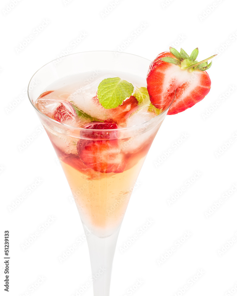 Aperitif mit Erdbeeren und Minze in einer Sektflöte Aperitif mit Erdbeeren und Minze in einer Sektflöte