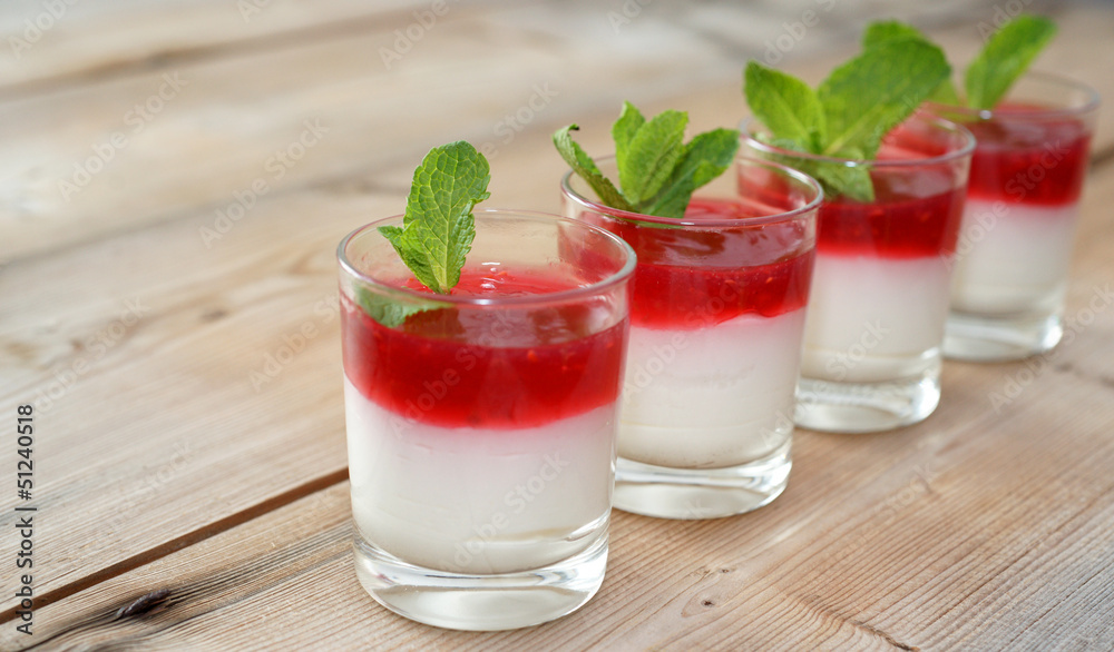 Himbeer Desert mit frischer Minze Himbeer Desert mit frischer Minze