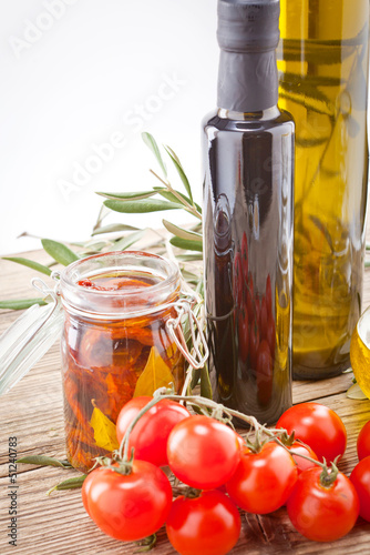 Leckere frische Oliven und Tomaten mit Olivenöl