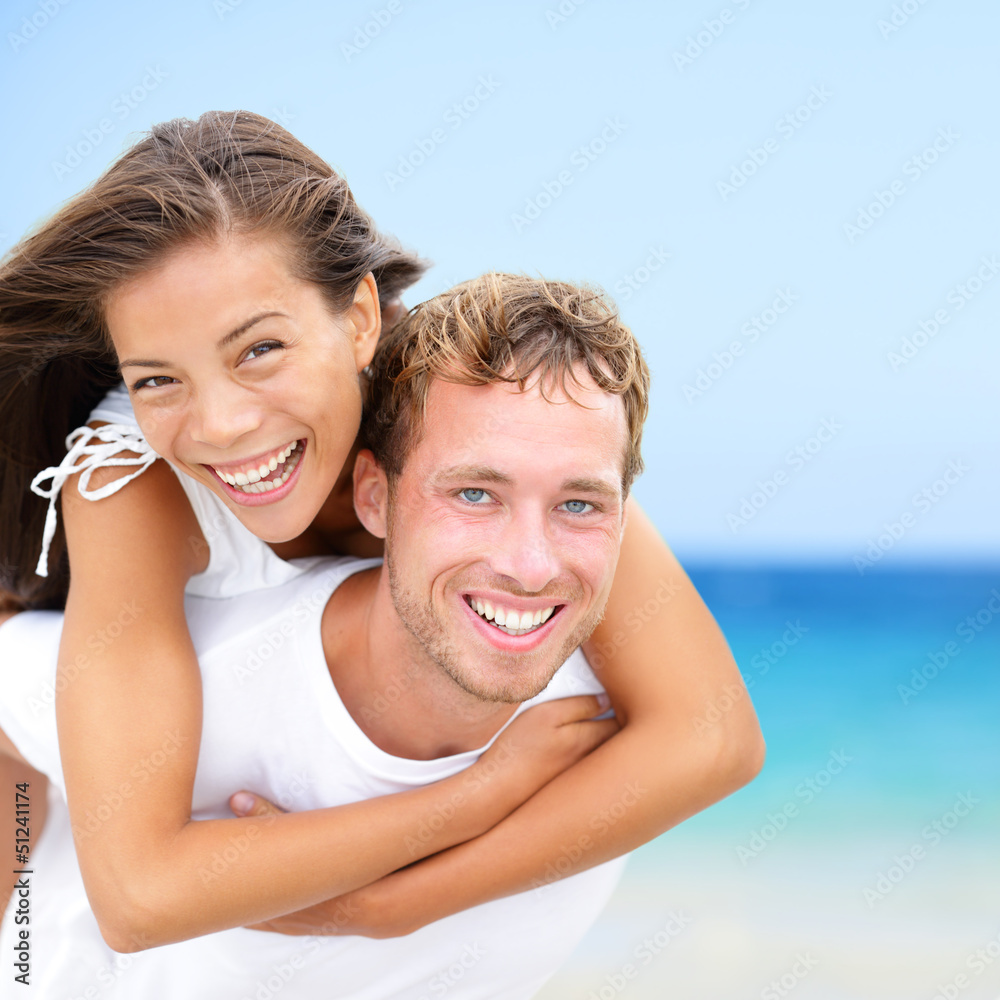 Fototapeta premium Happy couple on beach summer fun vacation
