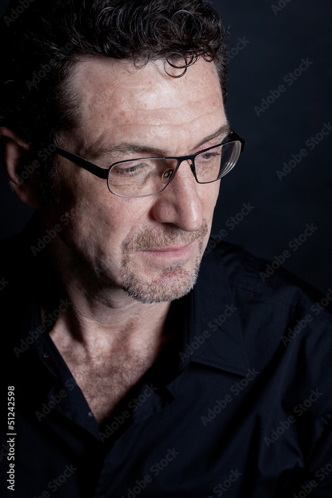 Attraktiver erwachsener Mann mit schwarzem Hemd und Brille Portr