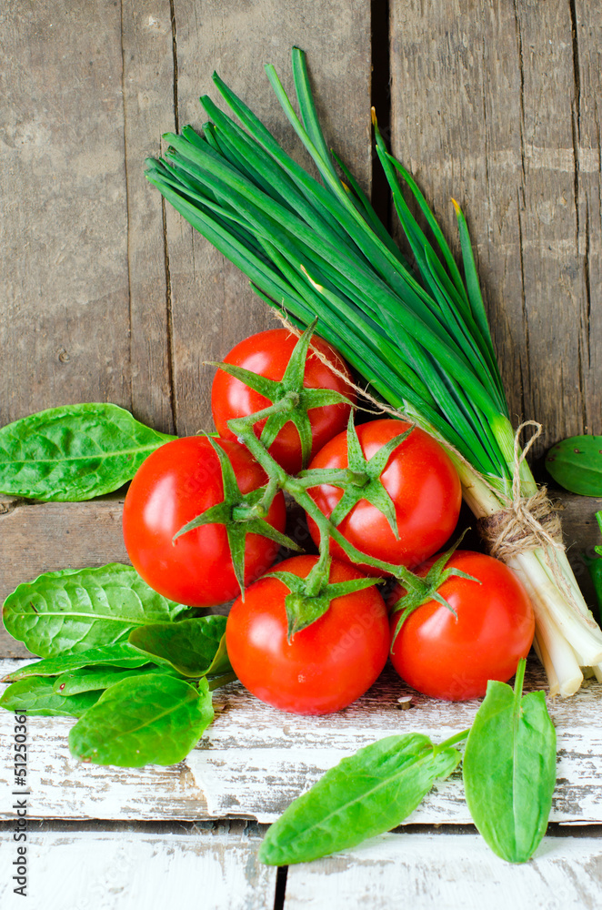 Fresh tomatoes , spinach and green onion Fresh tomatoes , spinach and green onion