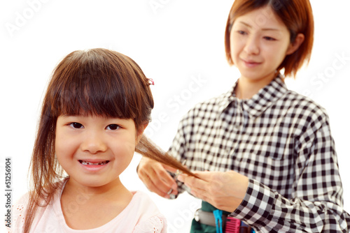 ヘアスタイルを整える女の子 photo