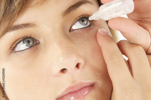 FEMME - GOUTTES OPHTALMIQUES