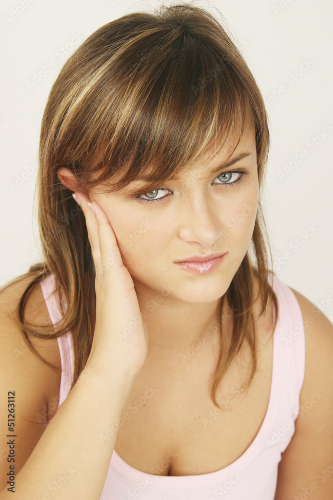 FEMME .DOULEUR OREILLE FEMME .DOULEUR OREILLE