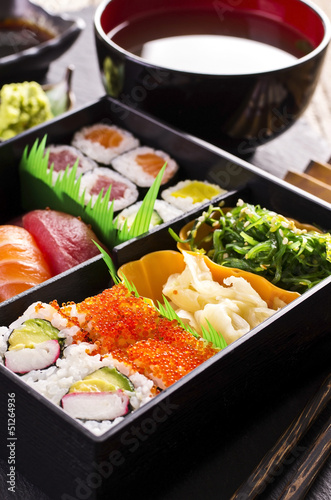 bento box mit sushi und rolls