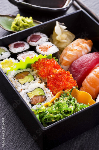 bento box mit sushi und rolls