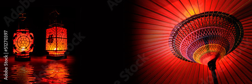 Obraz na plátně Lanternes chinoises, ombrelle japonaise rouge sur fond panoramique noir, bannièr