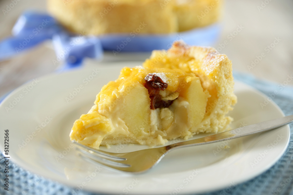 Stück Bratapfelkuchen mit Rosinen und Mandeln Stück Bratapfelkuchen mit Rosinen und Mandeln