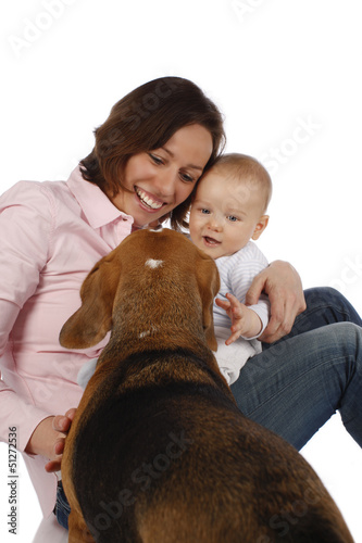 Fotografie Glückliche Mutter mit Baby und Hund