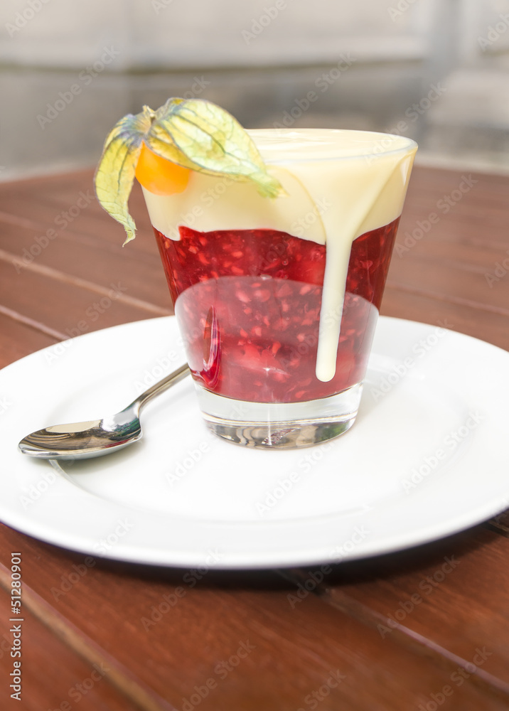 Rote Grütze mit Vanillesauce, typisch norddeutsches Dessert Stock Photo ... Rote Grütze mit Vanillesauce, typisch norddeutsches Dessert Stock Photo ...