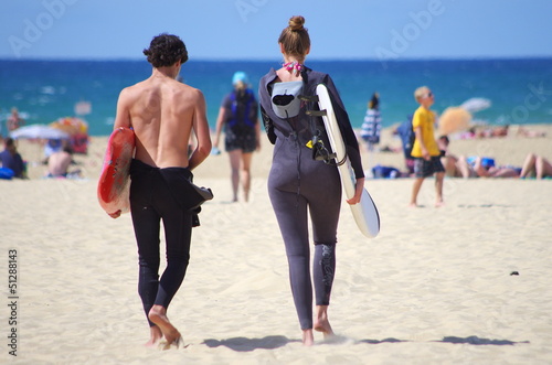 surfeurs à l'océan photo