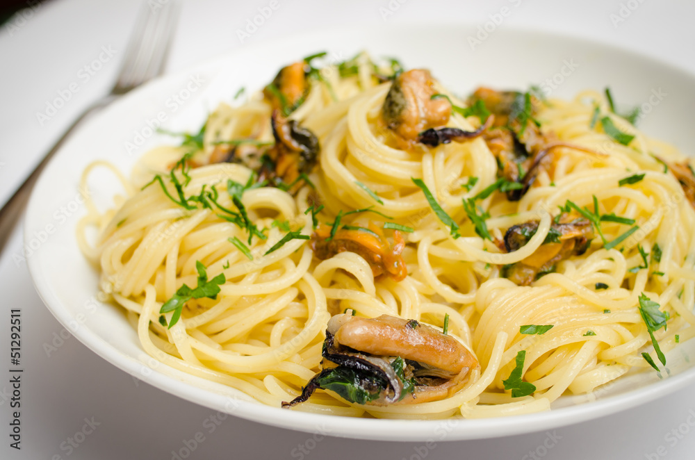 Spaghetti con cozze e prezzemolo