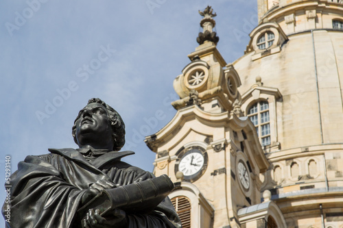 Fotografi martin luther mit frauenkirche in dresden