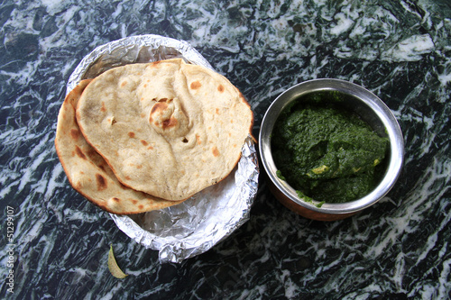 Indian cuisine: chicken in spinach gravy with naan
