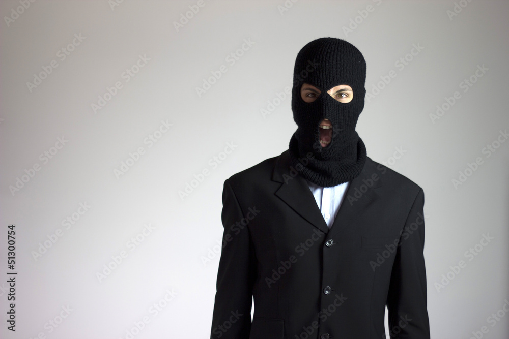 Foto Stock criminale (ladro) con maschera che urla in giacca elegante |  Adobe Stock