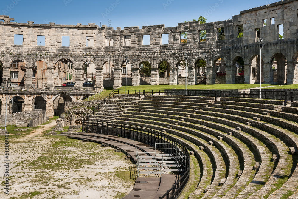 Obraz premium The inside of the ruins of the ancient Roman amphitheatre