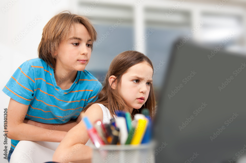 Schüler bei der gemeinsamen Arbeit am Computer Schüler bei der gemeinsamen Arbeit am Computer