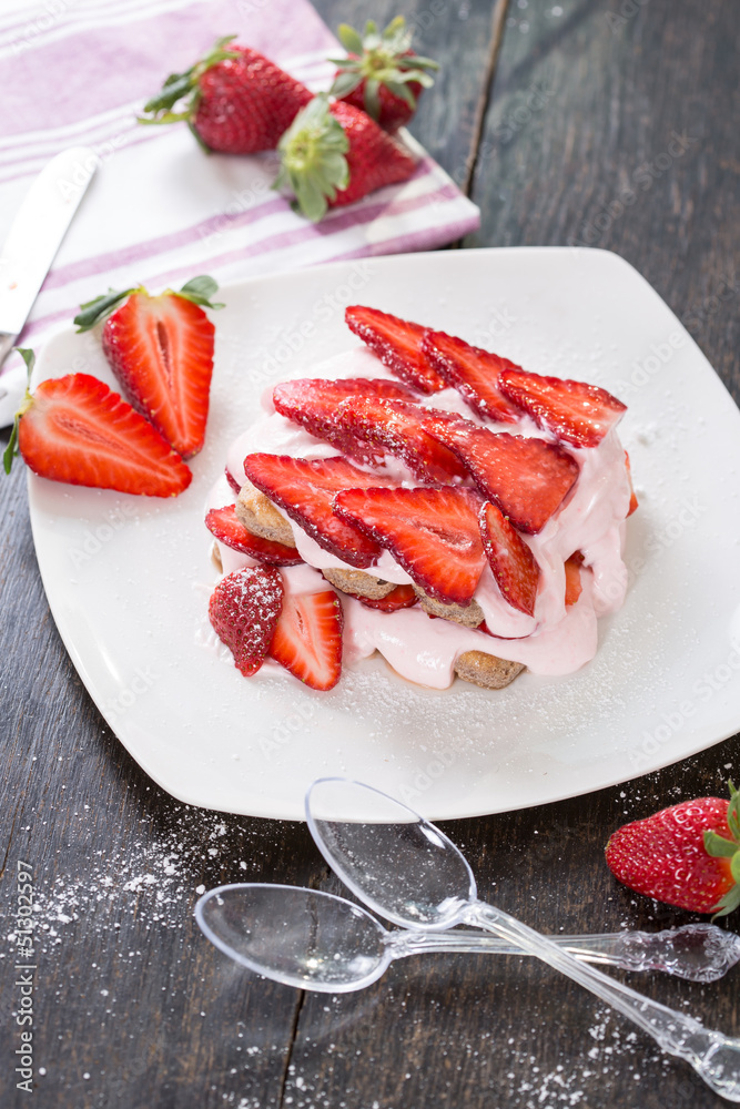 leichte Tiramisu mit Erdbeeren leichte Tiramisu mit Erdbeeren