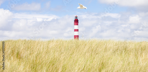 Leuchtturm im sommerlichen Weizenfeld
