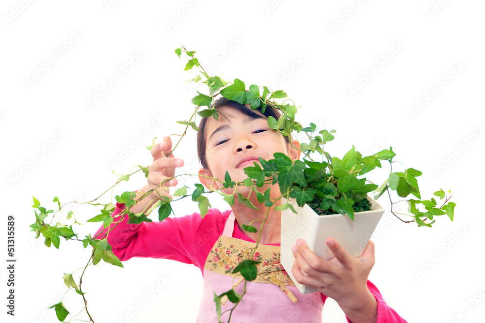 植物の世話をする女の子