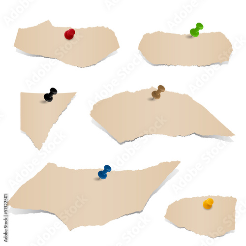Sammlung - braune Papierfetzen mit Pin