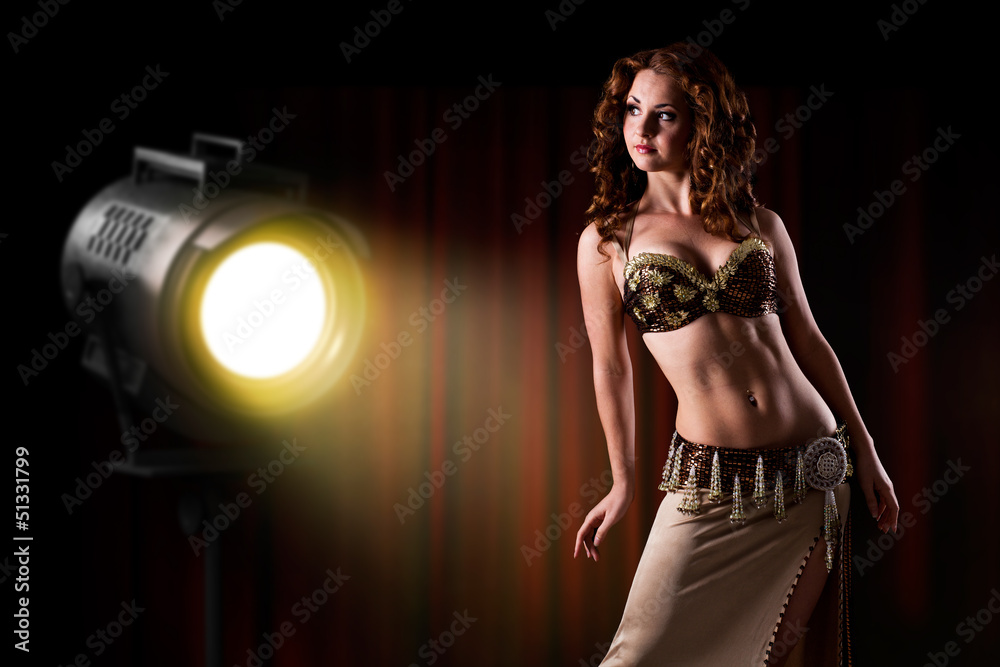 Bauchtänzerin vor Scheinwerfer