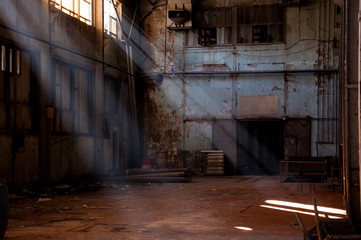 Wandcirkels Oude verlaten gebouwen Vervallen interieur van oude fabriek  © berna_namoglu