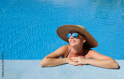 Foto Woman at poolside