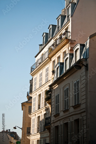 immeuble parisien en coin avec balcons © pixarno