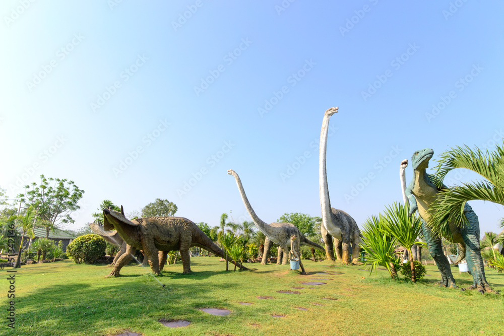 Naklejka premium publiczne parki posągów i dinozaurów