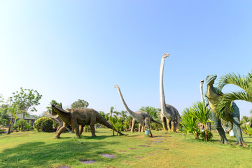 Poster Dinosaurus Dinosaurusbeeld in openbaar park  © myibean